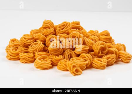 MURUKKU, piccolo murukku a spirale molto piccante e gustoso, immagini isolate con sfondo bianco. Foto Stock