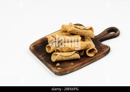 KUZHALAPPAM o MADAKKU APPAM, snack indiano piegato, immagini isolate con sfondo bianco. Foto Stock