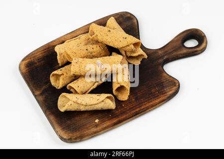 KUZHALAPPAM o MADAKKU APPAM, snack indiano piegato, immagini isolate con sfondo bianco. Foto Stock