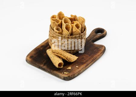 KUZHALAPPAM o MADAKKU APPAM, snack indiano piegato, immagini isolate con sfondo bianco. Foto Stock