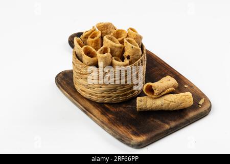 KUZHALAPPAM o MADAKKU APPAM, snack indiano piegato, immagini isolate con sfondo bianco. Foto Stock