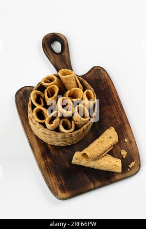 KUZHALAPPAM o MADAKKU APPAM, snack indiano piegato, immagini isolate con sfondo bianco. Foto Stock