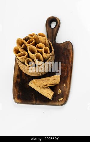 KUZHALAPPAM o MADAKKU APPAM, snack indiano piegato, immagini isolate con sfondo bianco. Foto Stock