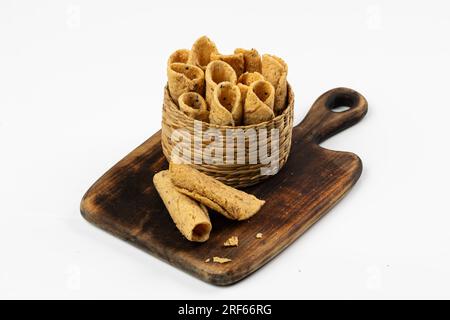 KUZHALAPPAM o MADAKKU APPAM, snack indiano piegato, immagini isolate con sfondo bianco. Foto Stock