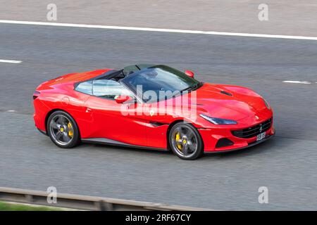 2021 Ferrari Portofino M S-A V8 620 Turbo F1 DCT Auto Start/Stop Red Car Convertibile benzina 3855 cc; viaggia a velocità sostenuta sull'autostrada M6 a Greater Manchester, Regno Unito Foto Stock