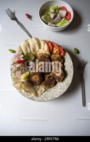 Kebab di carne serviti in una ciotola. Vista dall'alto, messa a fuoco selettiva. Foto Stock