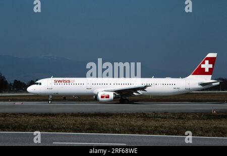 Un Airbus A321 Swiss International Air Lines presso l'aeroporto di Zurigo nel marzo 2003. Registrazione HB-IOC. Foto Stock