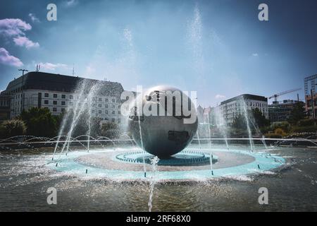 La fontana del pianeta della pace a Bratislava, in Slovacchia Foto Stock