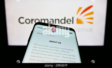 Telefono cellulare con sito Web della società indiana Coromandel International Limited sullo schermo davanti al logo. Mettere a fuoco in alto a sinistra sul display del telefono. Foto Stock