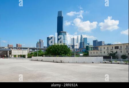 Pavimento vuoto in cemento ed edifici storici a Kuala Lumpur Foto Stock