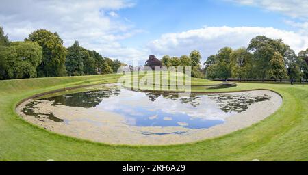 Edimburgo, Scozia, Regno Unito - opere d'arte paesaggistica in giardino di Charles Jencks Foto Stock