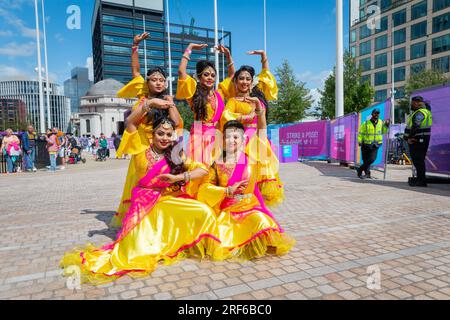 Gruppo di cinque ballerine indiane che si esibiscono nel centro di Birmingham durante il Birmingham Festival 23. Foto Stock