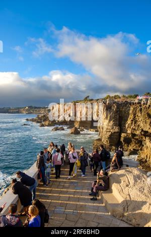 Cascais, Portogallo - 8 gennaio 2020: Vista panoramica della Boca de Inferno, dove i turisti si godono le onde che si infrangono sulle rocce di Cascais Portug Foto Stock