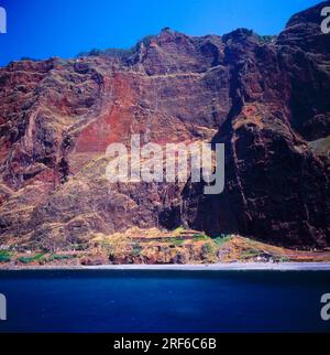 Vista di Cabo Girao, a 580 m la seconda scogliera più alta del mondo. P-Portogallo/Isola di Madeira Foto Stock