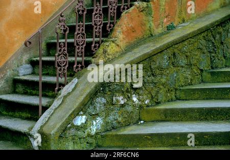 Scale, scalini sul vecchio edificio Foto Stock