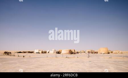 Set cinematografico di Star Wars con edifici nel deserto ai margini del Sahara in Tunisia, Nordafrica. Foto Stock