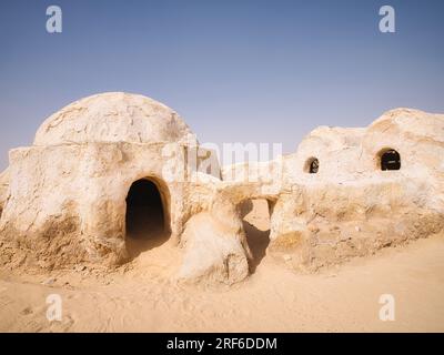 Ambientato nel deserto di Star Wars, con edifici in stile adobe ai margini del deserto del Sahara in Tunisia. Foto Stock