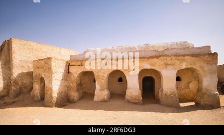 Ambientato nel deserto di Star Wars, con archi in stile adobe ed edifici sabbiosi ai margini del deserto del Sahara in Tunisia. Foto Stock