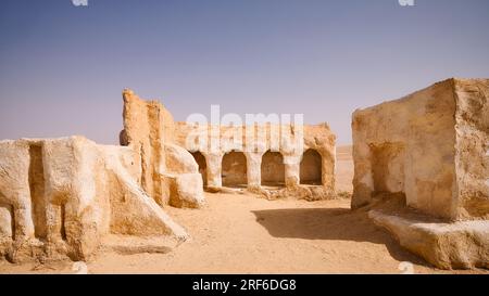 Ambientato nel deserto di Star Wars, con archi in stile adobe ed edifici sabbiosi ai margini del deserto del Sahara in Tunisia. Foto Stock