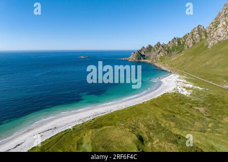 Spiaggia di sabbia bianca e montagne vicino a Bleik, isola di Andoya, Vesteralen, Norvegia Foto Stock