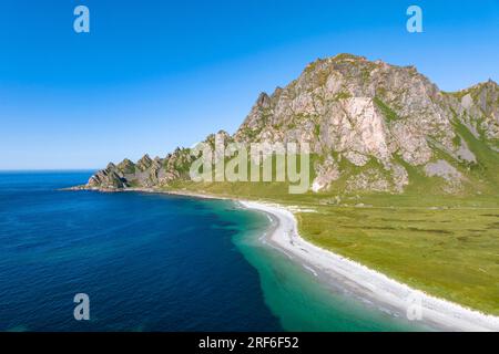 Spiaggia di sabbia bianca e montagne vicino a Bleik, isola di Andoya, Vesteralen, Norvegia Foto Stock