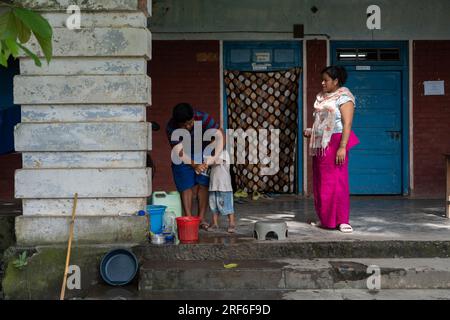 L'uomo della comunità Meitei rimane in un rifugio improvvisato dopo che una folla ha bruciato le loro case durante un conflitto etnico il 23 luglio 2023 a Moirang, Manipur Foto Stock