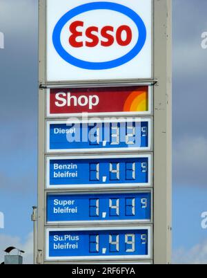 Prezzi della benzina: Benzina super e normale stesso prezzo! Stazione di servizio, tariffario Foto Stock