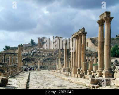 Collonade Street, veduta del Tempio di Zeus, Gerasa, Cardo massimo, antica città romana, Jerash, Colonne, Jordan Foto Stock