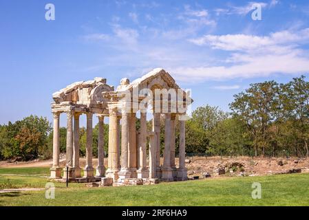 Rovine del tempio romano Tetrapylon ad Afrodisias, una città del periodo romano straordinariamente conservata nell'antica Caria, Turchia, patrimonio dell'umanità dell'UNESCO Foto Stock