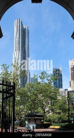 Vista di Lower Manhattan, la parte più meridionale di Manhattan, il quartiere centrale per gli affari, la cultura e il governo di New York City Foto Stock