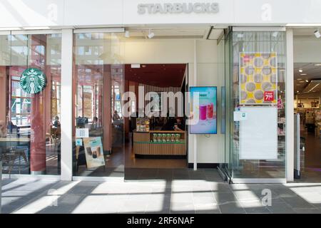 Leiden, Paesi Bassi - 11 luglio 2023: Ingresso di un coffee store Starbucks sulla stazione di Leiden Foto Stock