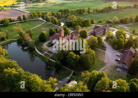 Castello medievale in mattoni Jaunmoku e il suo territorio vicino a Tukums, Lettonia, vista aerea Foto Stock