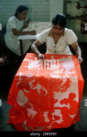 Donna che dipinge tessuti, Sri Lanka, batik Foto Stock