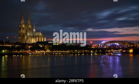 La cattedrale di Colonia domina la vista della città Foto Stock