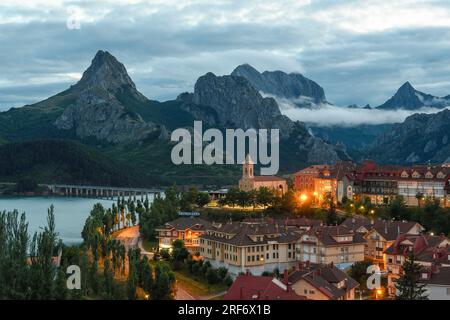 Panoramica di Riaño al tramonto Foto Stock