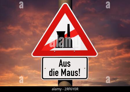 FOTOMONTAGE, Schild mit durchgestrichenem AKW-Symbol und Schriftzug Aus die Maus, Symbolfoto für die AKW-Abschaltung Foto Stock