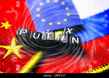 Schriftzüge Putin und Xi auf den Fahnen von China und Russland mit EU-Fahne Foto Stock