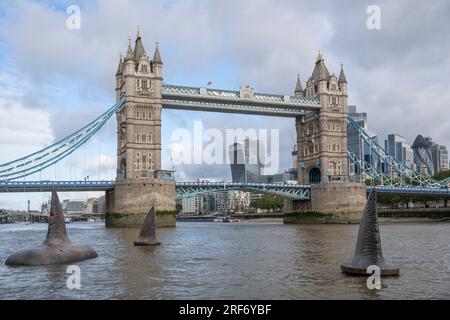 Londra, Regno Unito. Agosto 2023. Tre pinne giganti di squalo Megalodon sembrano salire sulla superficie del Tamigi vicino al Tower Bridge per promuovere la pubblicazione nel Regno Unito, il 4 agosto, della Warner Bros. Film di immagini "Meg 2: The Trench", con Jason Statham. Secondo il Museo di storia naturale, la specie preistorica conosciuta come Otodus megalodon era lo squalo più grande del mondo e uno dei pesci più grandi mai esistiti. Crediti: Stephen Chung / Alamy Live News Foto Stock