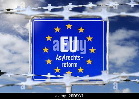 FOTOMONTAGE, EU-Schild mit Aufschrift Asylrechtsreform und Stacheldraht Foto Stock