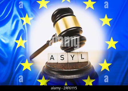 FOTOMONTAGE, Richterhammer und Würfelbuchstaben mit Aufschrift Asyl und EU-Fahne, EU-Asylrechtsreform Foto Stock