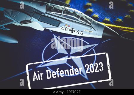 FOTOMONTAGE, Militärjetmodell auf NATO-Fahne, Symbolfoto Air Defender 2023 NATO-Luftmanöver Foto Stock