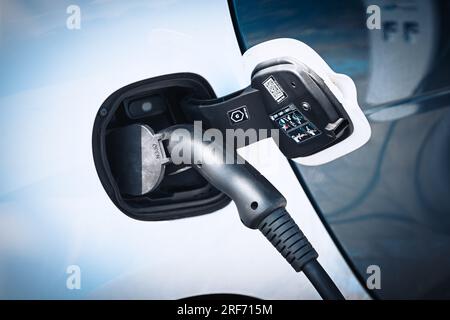 E-Auto è dotato di un einer Ladesäule geladen Foto Stock