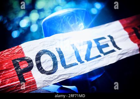 FOTOMONTAGE, Polizei-Absperrband und Blaulicht, Symbolfoto Polizeieinsatz Foto Stock