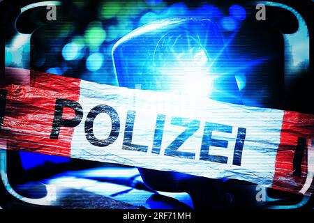 FOTOMONTAGE, Polizei-Absperrband und Blaulicht, Symbolfoto Polizeieinsatz Foto Stock