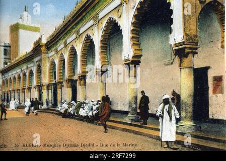 La mosquee Djemaa Djedid ( ou Mosquee de la pecherie, construite en 1660), vue par la rue de la Marine, a Alger , carte postale en couleur, 1931. Collezione Leonard de Selva. Foto Stock