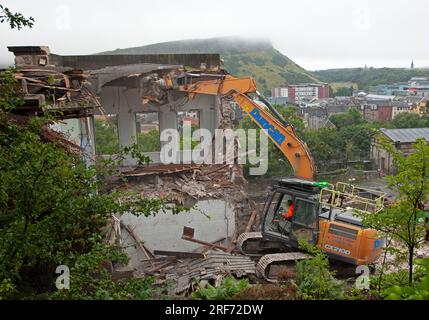 Old Royal High School, Edimburgo, Scozia, Regno Unito. 1 agosto 2023. La demolizione di edifici sul retro della Old Royal High School di Edimburgo continua. Il piano da 55 milioni di sterline per restaurare e trasformare l'edificio storico in una scuola di musica di "livello mondiale" e sede di spettacoli. La riqualificazione dell'edificio A Calton Hill come centro nazionale per la musica ottenne per la prima volta il permesso di progettazione nel 2017. Secondo lo schema guidato dal Royal High School Preservation Trust, lo storico edificio progettato da Thomas Hamilton assumerà una nuova vita come Centro Nazionale per la musica con tre spazi pubblici per spettacoli Foto Stock