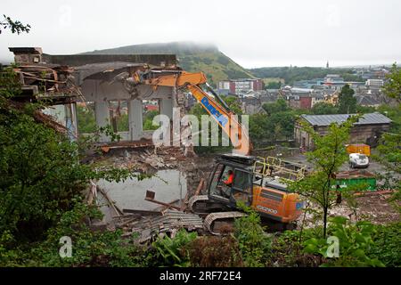 Old Royal High School, Edimburgo, Scozia, Regno Unito. 1 agosto 2023. La demolizione di edifici sul retro della Old Royal High School di Edimburgo continua. Il piano da 55 milioni di sterline per restaurare e trasformare l'edificio storico in una scuola di musica di "livello mondiale" e sede di spettacoli. La riqualificazione dell'edificio A Calton Hill come centro nazionale per la musica ottenne per la prima volta il permesso di progettazione nel 2017. Secondo lo schema guidato dal Royal High School Preservation Trust, lo storico edificio progettato da Thomas Hamilton assumerà una nuova vita come Centro Nazionale per la musica con tre spazi pubblici per spettacoli Foto Stock