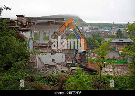 Old Royal High School, Edimburgo, Scozia, Regno Unito. 1 agosto 2023. La demolizione di edifici sul retro della Old Royal High School di Edimburgo continua. Il piano da 55 milioni di sterline per restaurare e trasformare l'edificio storico in una scuola di musica di "livello mondiale" e sede di spettacoli. La riqualificazione dell'edificio A Calton Hill come centro nazionale per la musica ottenne per la prima volta il permesso di progettazione nel 2017. Secondo lo schema guidato dal Royal High School Preservation Trust, lo storico edificio progettato da Thomas Hamilton assumerà una nuova vita come Centro Nazionale per la musica con tre spazi pubblici per spettacoli Foto Stock