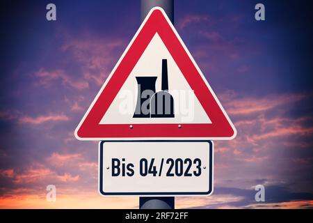 FOTOMONTAGE, Schild mit AKW-Symbol und Schild mit Aufschrift bis 04/2023, Symbolfoto verlängerte AKW-Laufzeiten Foto Stock