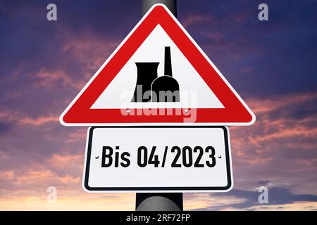 FOTOMONTAGE, Schild mit AKW-Symbol und Schild mit Aufschrift bis 04/2023, Symbolfoto verlängerte AKW-Laufzeiten Foto Stock